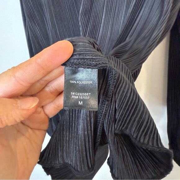 Isalis Syd Plisse Pleated Longsleeve Collared Blouse size medium in black - Picture 10 of 11